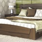 dvojitá dřevěná postel