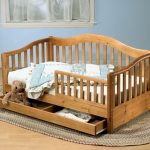 Dětská dřevěná postel s boky photo