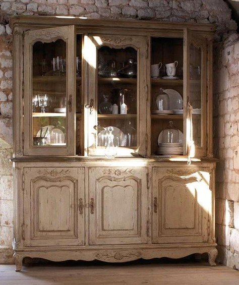 Laatu keinotekoisesti vanhentuneita huonekaluja Provencen tyyliin