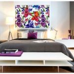 ציור חדר השינה מעל המיטה עם פרחים