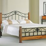 Kovová dřevěná postel