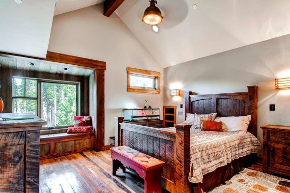 dřevěné manželské postele