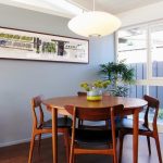 Kulatý jídelní stůl v interiéru malé útulné místnosti