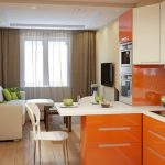 Oranje kleur in het interieur van de keuken-woonkamer