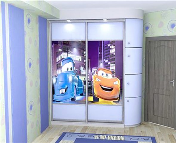 A talicska gyermekszobájában csúszó szekrény
