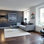 Kombinace bílé a šedé tapety na stěnách místnosti a dřevěné podlahy