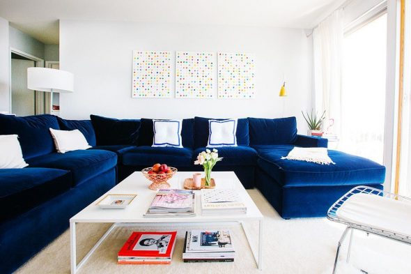 kaunis sininen sohva