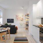 Stacionární přepážka bude barovým pultem mezi kuchyní a obývacím pokojem.