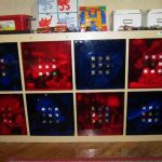 Rack för leksaker med flerfärgade lådor