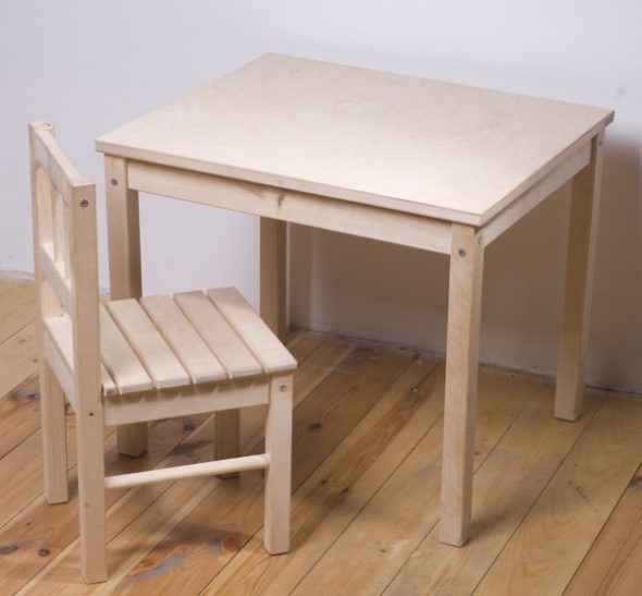 Kerusi dan meja untuk bilik kanak-kanak
