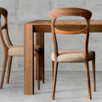 Židle z masivního dřeva