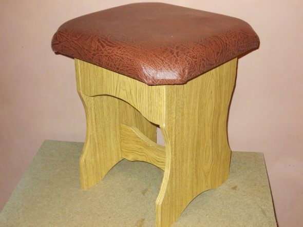 Stolička z dřevotřísky s koženým čalouněním