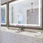 grote spiegel in de badkamer