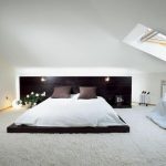witte slaapkamer met bed op de vloer
