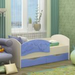 postel se stěnami v dětském pokoji