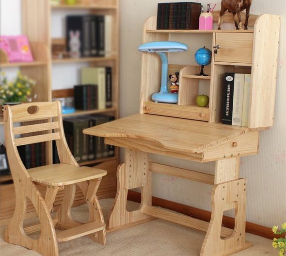 dřevěný stůl v dětském pokoji