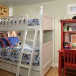 מיטת קומתיים לבנה בחדר הילדים