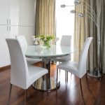 vardagsrum med ett runt bord i minimalismens stil