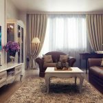 obývací pokoj s hnědou pohovkou