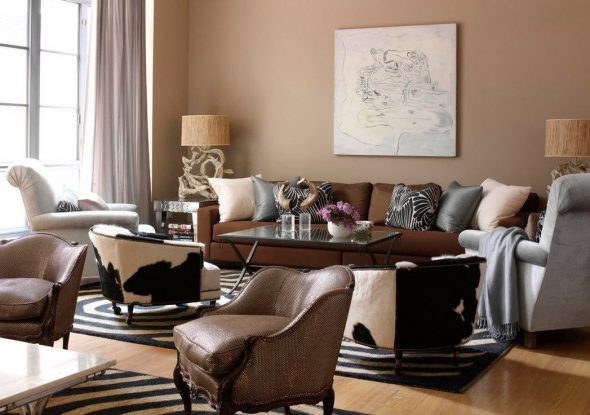brun soffa med stolar