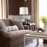 barna kanapé a világos nappaliban