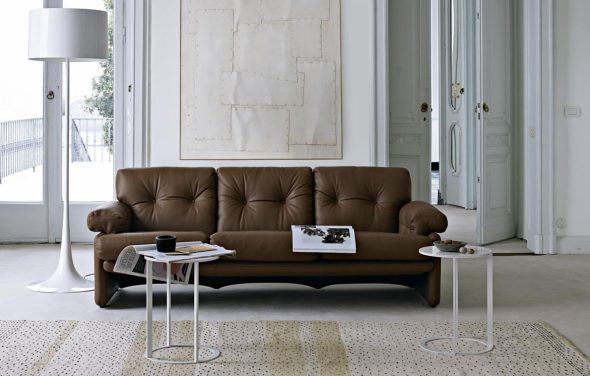 sofa coklat di dalam gambar ruang tamu