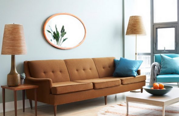 brun soffa med blå kuddar