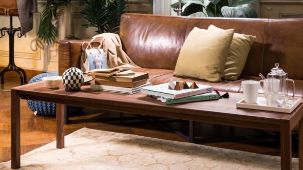 sofa kulit coklat