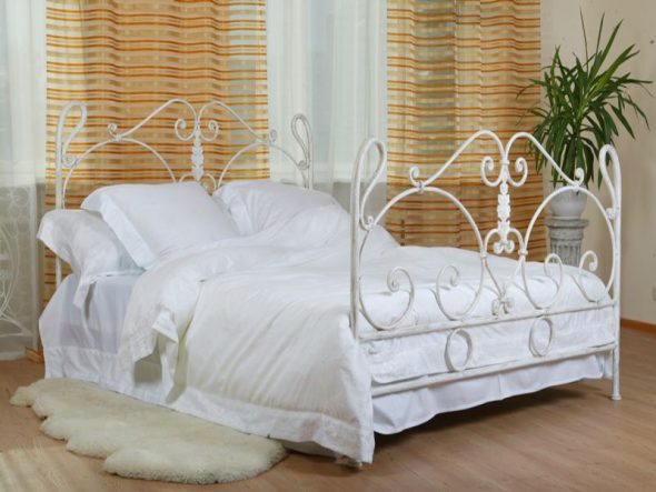 kovaná bílá postel