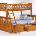 krásná dřevěná dětská postel