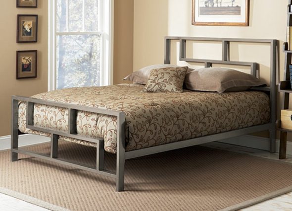 krásná kovová postel