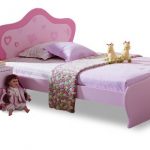 katil untuk kanak-kanak perempuan dari 3 tahun