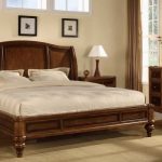 postel z masivního dřeva pro ložnici