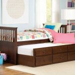 zatahovací dřevěná postel
