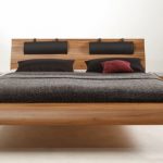 säng gjord av massivt trä modernt