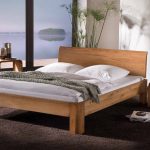 een houten bed