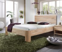 lit en bois dans la chambre