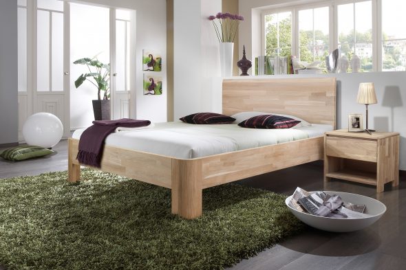 מיטת עץ בחדר השינה