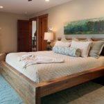 dřevěná postel v interiéru ložnice