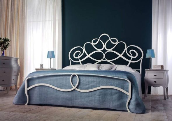 katil dibuat menggunakan seni penempaan