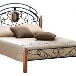 kovové postele v kombinaci s přírodním masem hevea