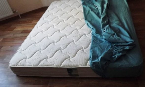 haal de matras naar het bed