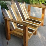 zelfgemaakte houten stoelen