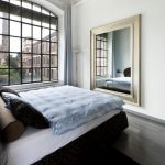 חדר שינה עם מראה מול המיטה