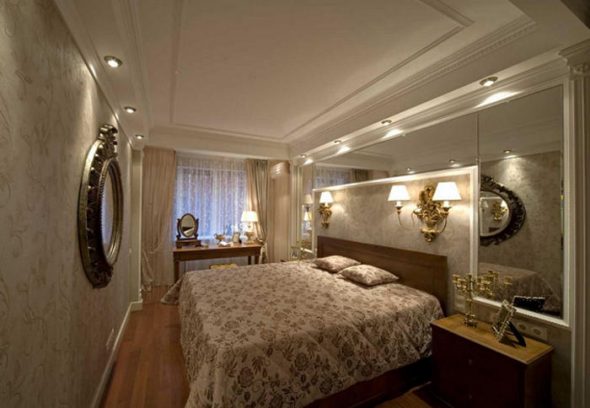 camera da letto con specchio all'interno