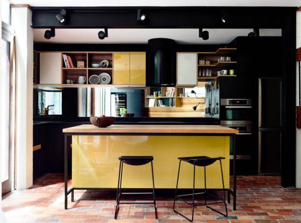Fekete és sárga konyha kialakítása