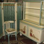 Decoupage-huonekalut vintage-tyylisessä valokuvassa