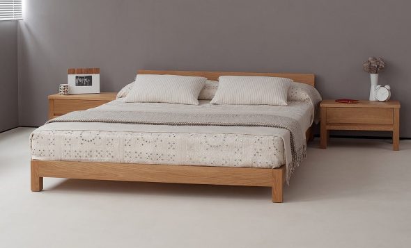 Dřevěná postel v interiéru