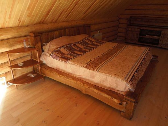 Katil kayu dari massif