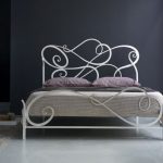 Design della camera da letto con letto forgiato